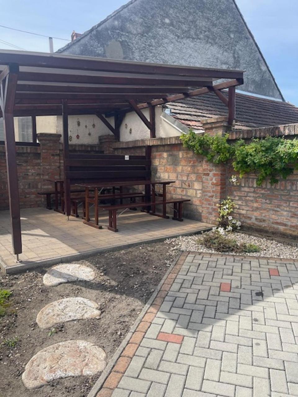 Cherry Apartmanhaz Apartment Sarvar
